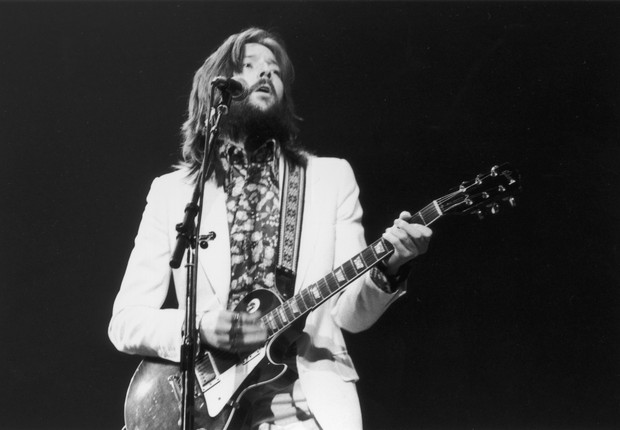 Em 1973, Eric Clapton usou uma Gibson em show no Rainbow Rooms. Empresa produtora de guitarras tenta se salvar da falência (Foto: Express/Express/Getty Images)