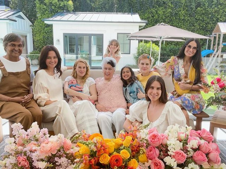 Demi Moore com as mulheres da família