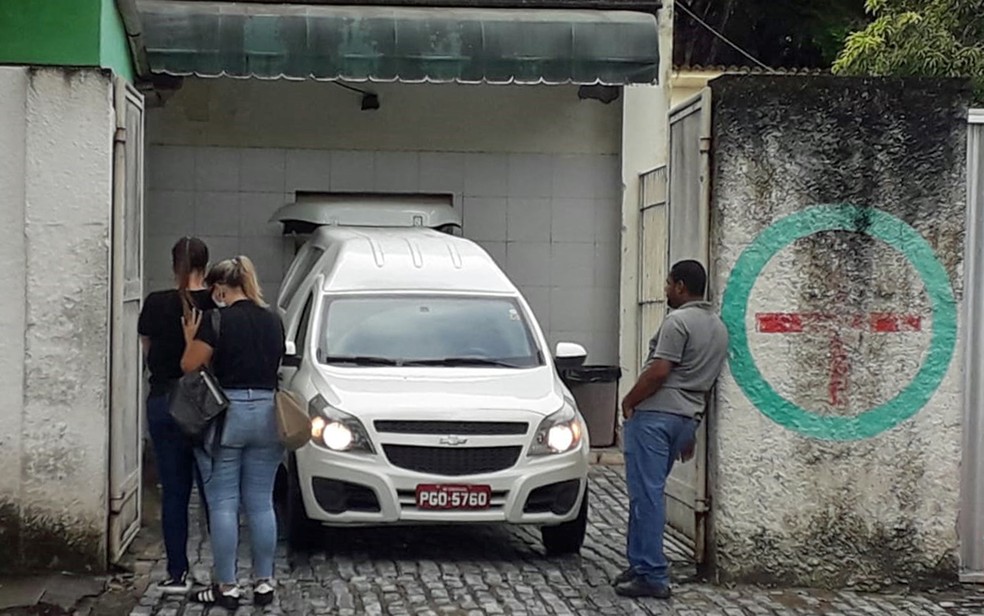 Corpo de mulher assassinada e carbonizada em apartamento no Recife foi liberado pelo Instituto de Medicina Legal (IML) — Foto: Luna Markman/TV Globo