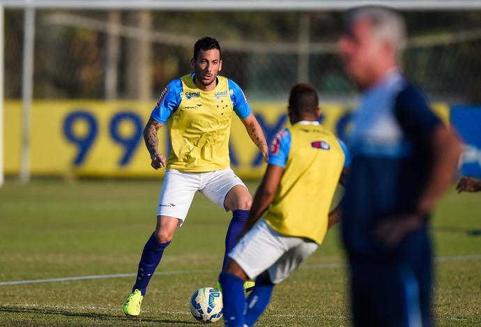 Meia Ariel Cabral participa de primeiro coletivo na Toca da Raposa II