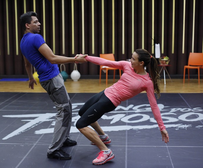 Maurren Maggi exibe flexibilidade no Dança (Foto: Artur Meninea / Gshow)
