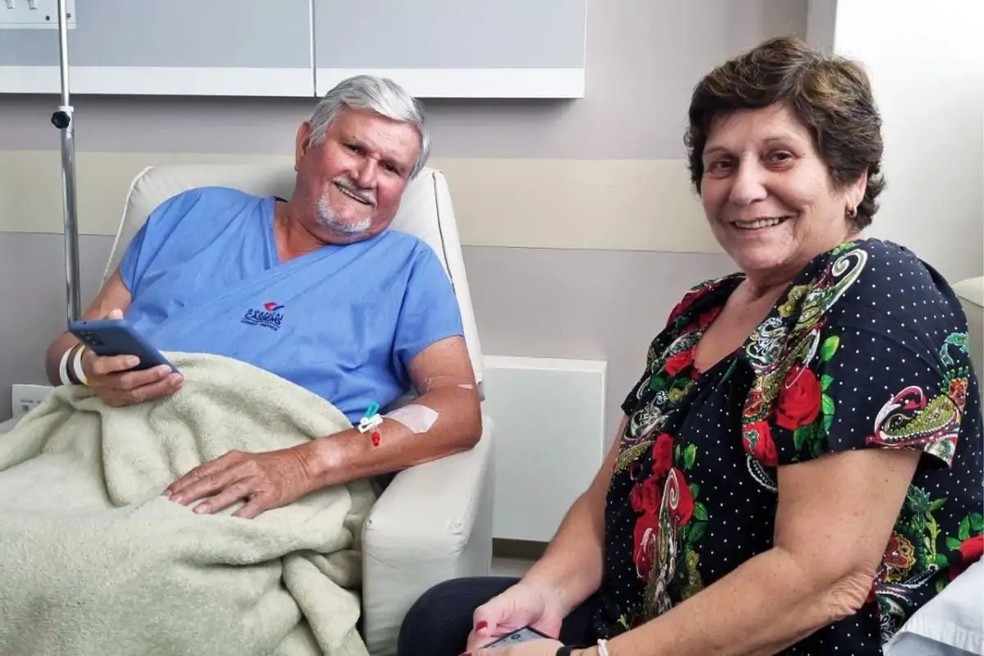Zeca do PT e a esposa Gilda Maria dos Santos no apartamento da enfermaria do hospital da Cassems. — Foto: Reprodução/Redes sociais