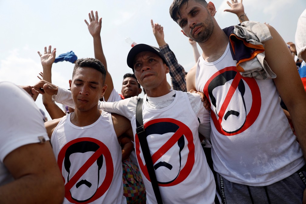 Grupo que assiste ao Venezuela Aid Live usa camiseta contra Nicolás Maduro — Foto: REUTERS/Edgard Garrido