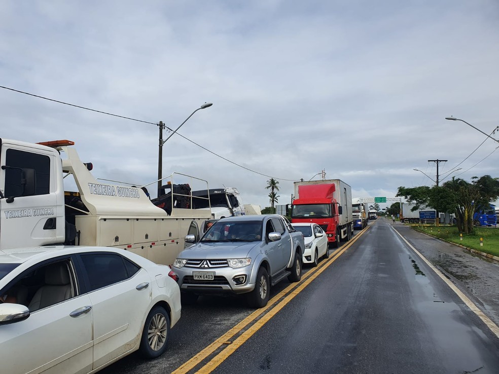 Motoristas enfrentaram congestionamento na BR-101 — Foto: Camila Marinho/TV Bahia