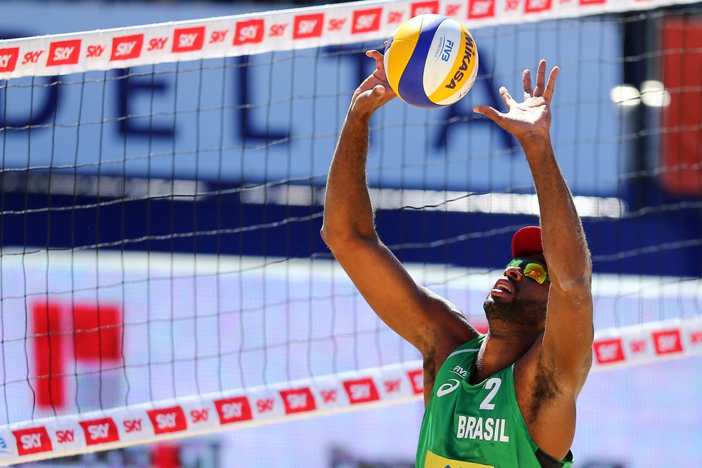 Evandro foi bem demais no levantamento na final em Itapema (Foto: FIVB)