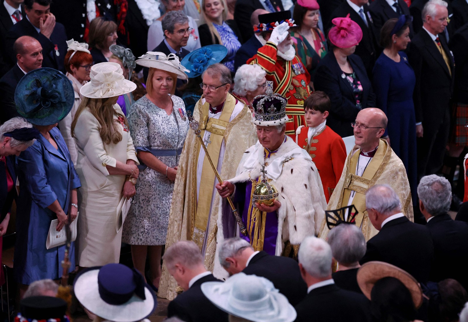 O rei Charles III deixa a Abadia de Westminster após as cerimônias de coroação no centro de Londres em 6 de maio de 2023 — Foto: PHIL NOBLE / POOL / AFP