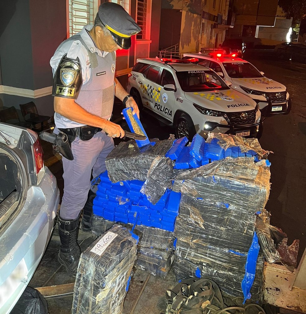 Carro com mais de 200kg de maconha foi apreendido em Presidente Prudente (SP) — Foto: Polícia Militar Rodoviária