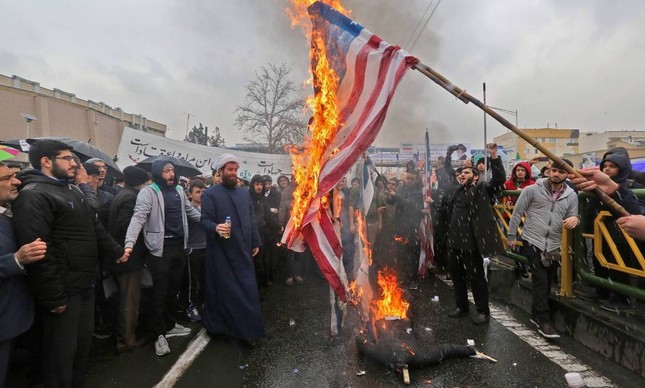 Iranianos queimam bandeiras dos Estados Unidos durante as comemoraÃ§Ãµes do 40Âº aniversÃ¡rio da RevoluÃ§Ã£o IslÃ¢mica, em 2019, na capital TeerÃ£