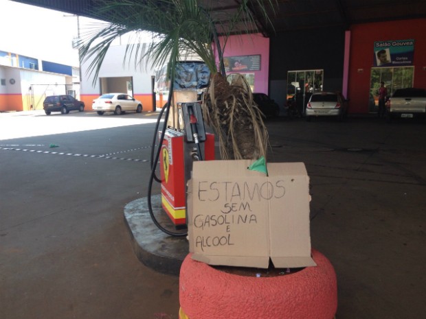 Posto coloca aviso sobre a falta de combustíveis em Arapongas (Foto: Alberto D'Angele/RPC)