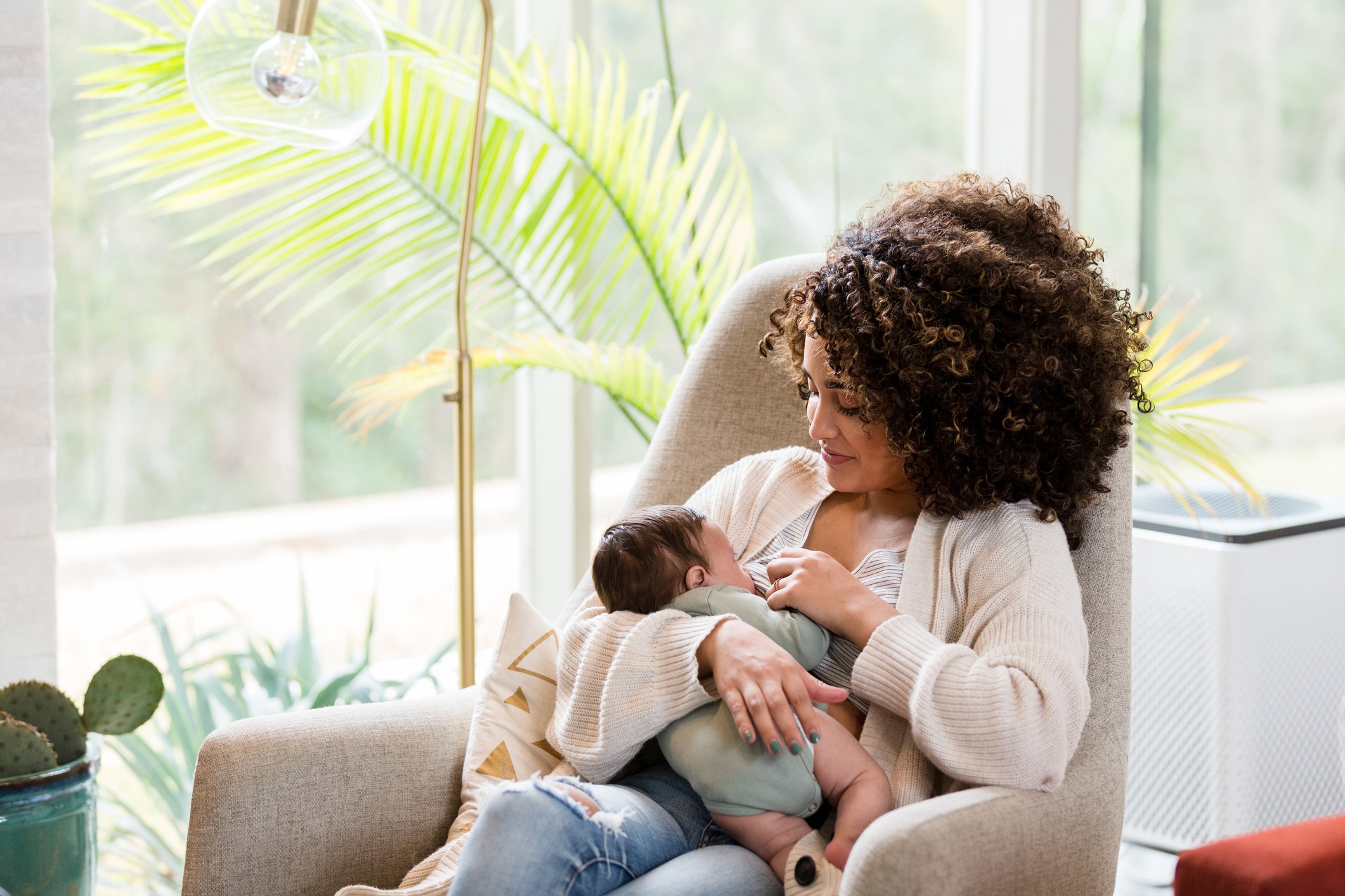 O apoio da família é fundamental para o bem-estar da mãe e do bebê na hora da amamentação  (Foto: Getty Images)