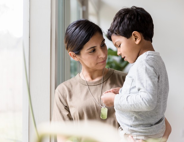 Mãe e filho conversando (Foto: Getty Images)