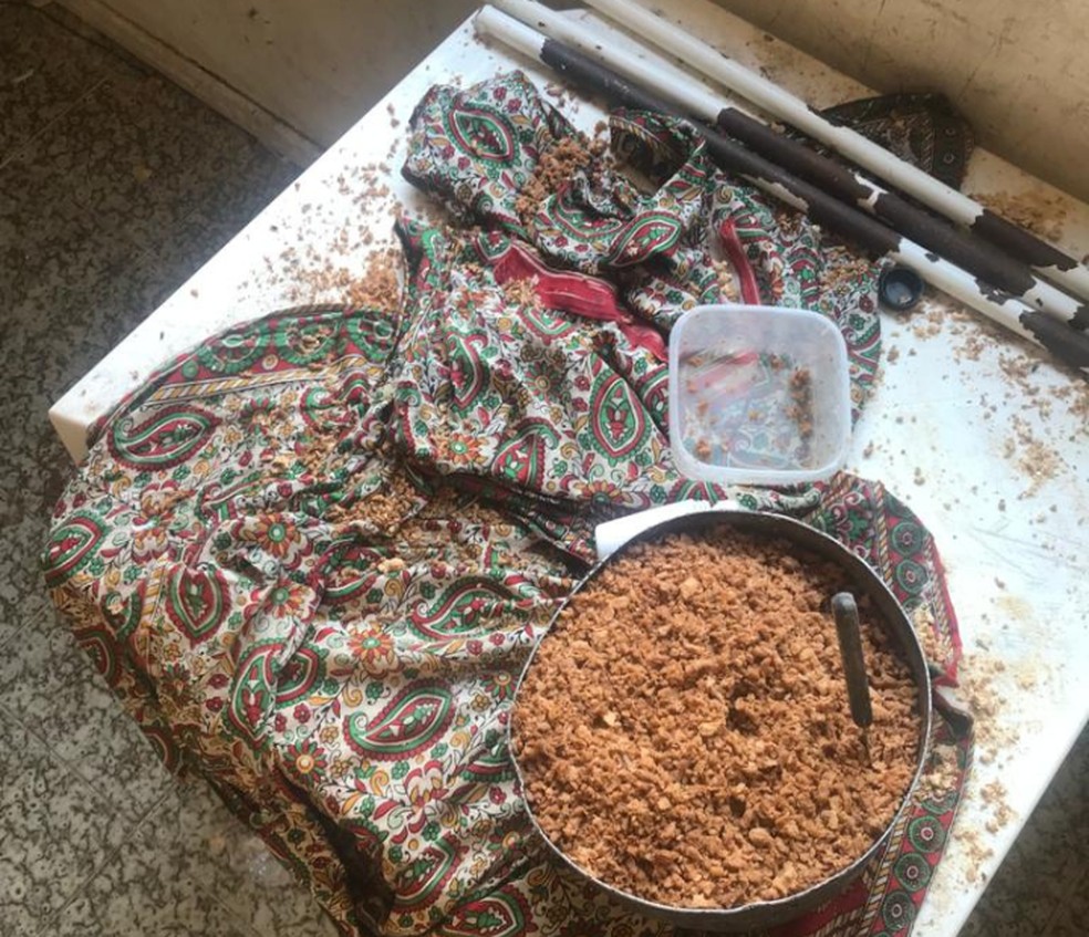 Comida foi deixada em mesa de plástico — Foto: Felipe Oliveira