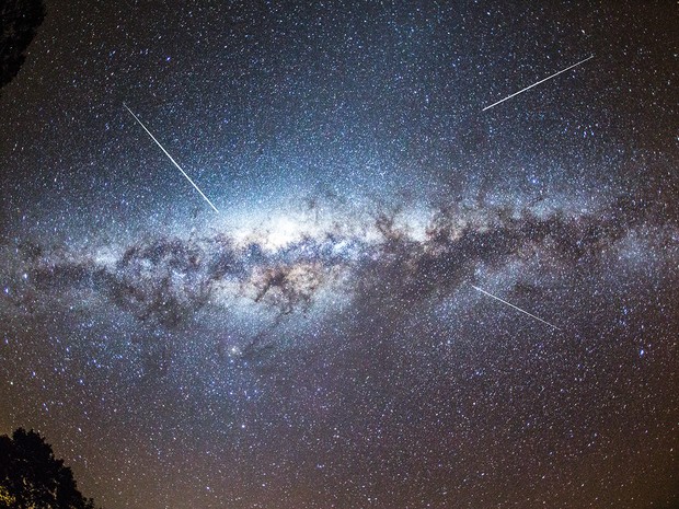 Chuva de meteoros Perseidas em Santa Rita de Caldas, MG (Foto: Régis Júnior / VC no G1)