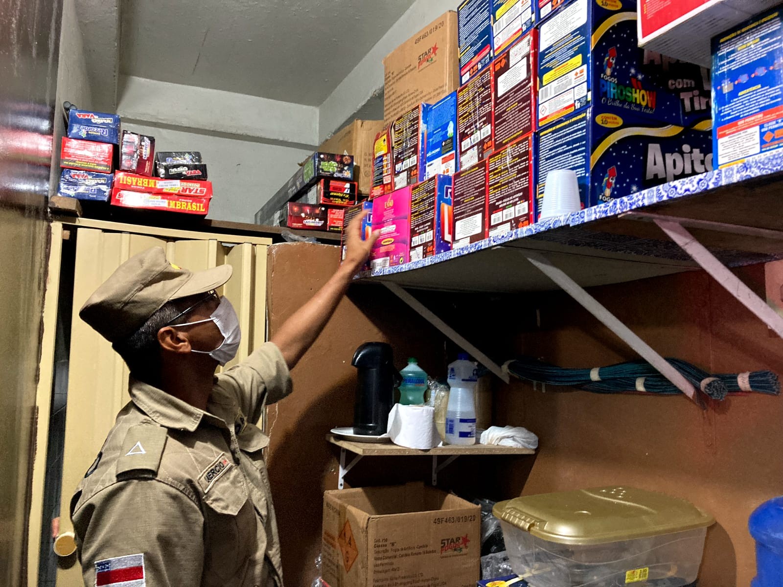 Três lojas de venda de fogos de artifícios são fechadas em Manaus