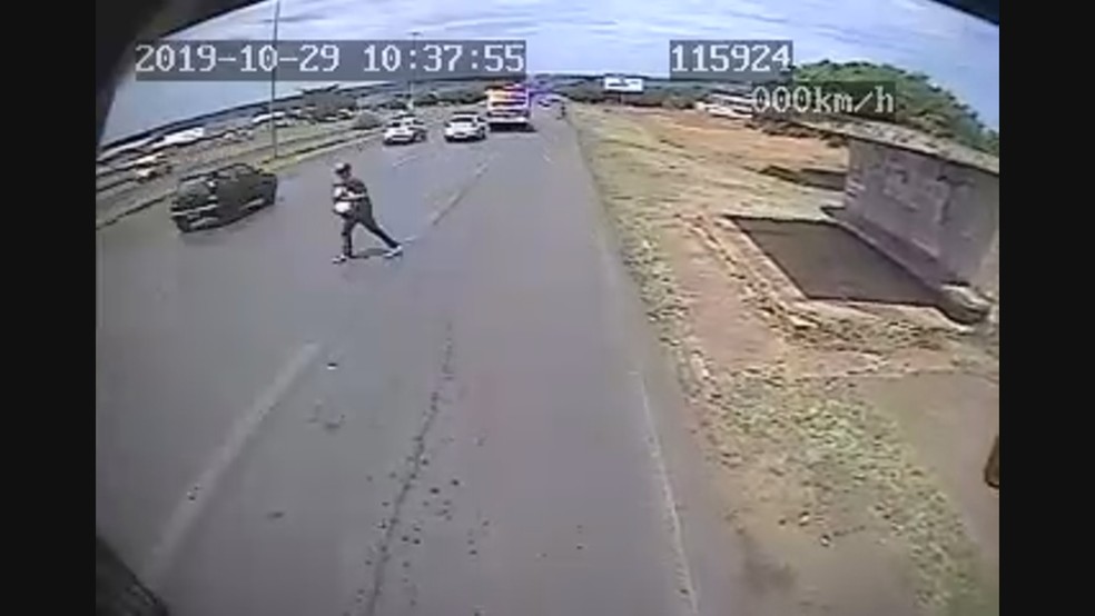 Imagens mostram fuga do suspeito de matar cadeirante durante assalto no DF — Foto: Reprodução