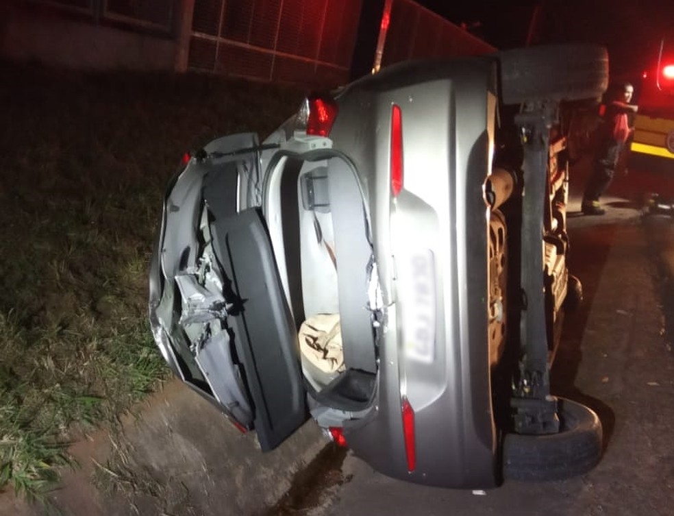 Carro bateu na traseira de veículo com cinco pessoas em rodovia de Tatuí (SP) — Foto: Divulgação