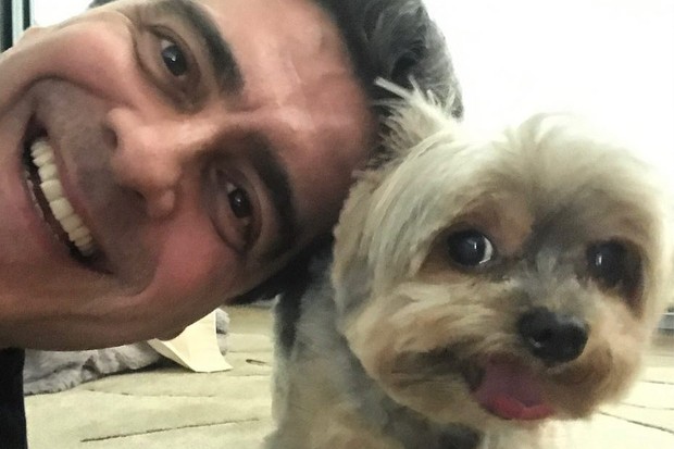 Junno Andrade e o cachorrinho Dudu (Foto: Reprodução/Instagram)