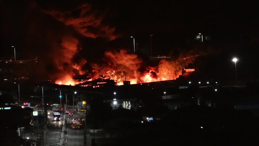 Incêndio de grandes proporções atinge imóvel comercial em Salvador (Foto: Camila Geambastiani/Arquivo pessoal)