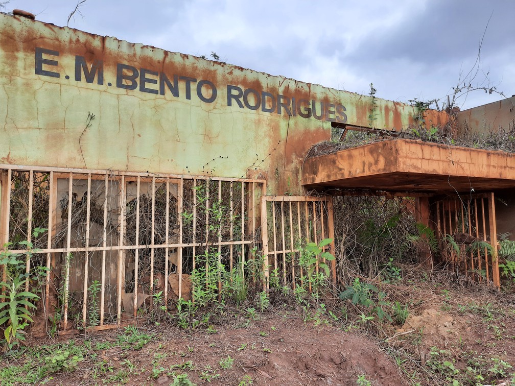 Estrutura da Escola de Bento Rodrigues ainda guarda marcas da lama 5 anos após o desastre — Foto: Lucas Leão/TV Globo