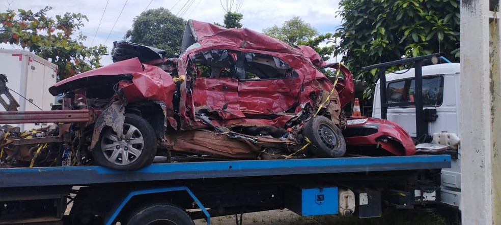 Carro foi retirado da rodovia por caminhão guincho — Foto: Redes Sociais