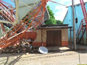 Torre da Vivo caiu em cima de casa de família após temporal. Pará Terra Santa (Foto: Divulgação/ MPE PA)