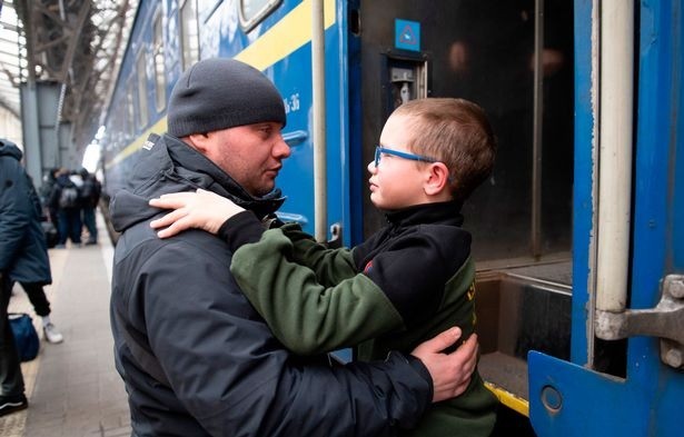 Pai se despede do filho em guerra da Ucrânia  (Foto: Reprodução The Mirror )