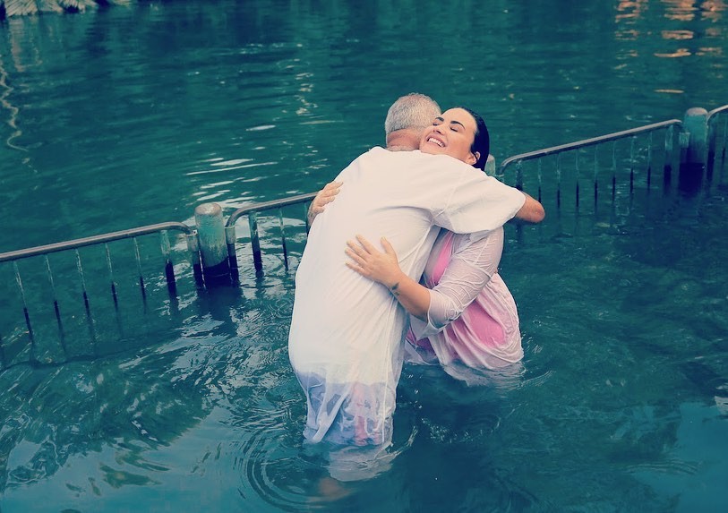 Demi Lovato é batizada de Rio Jordão  (Foto: Reprodução)