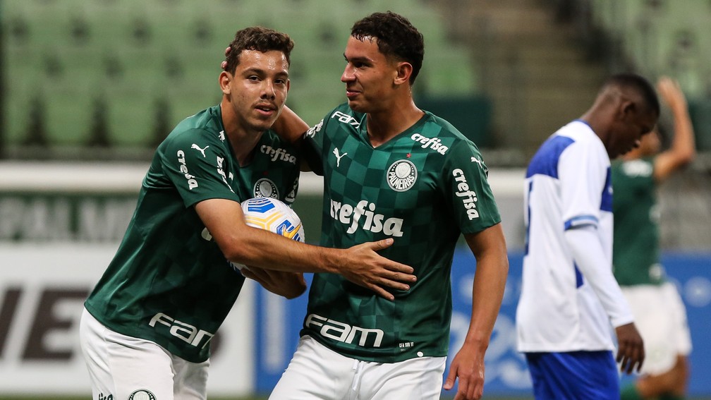 Daniel, atleta da base do Palmeiras, recebe a camisa 9 para disputa da Libertadores em meio a busca por centroavante