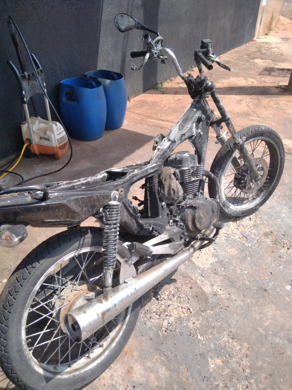 Motocicleta ficou completamente destruída após a explosão  — Foto: Arquivo Pessoal/ Reprodução