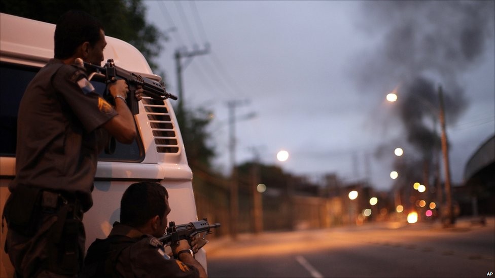 Policiais enfrentam facções criminosas na Vila Cruzeiro, no Rio de Janeiro (Foto: Arquivo/Agência O Globo)