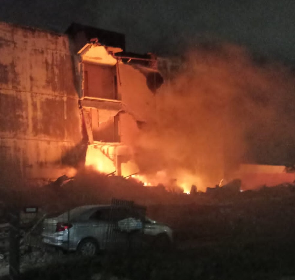 Imagens de um edifício que desabou na noite desta quinta (27) em Jardim Atlântico, em Olinda — Foto: WhatsApp/TV Globo