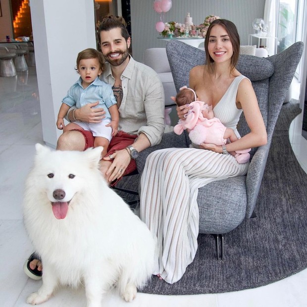 Alok e Romana Novais com os dois filhos, Raika e Ravi (Foto: Reprodução Instagram)