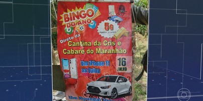Cartaz anuncia prêmio de bingo dentro de garimpo ilegal — Foto: JN