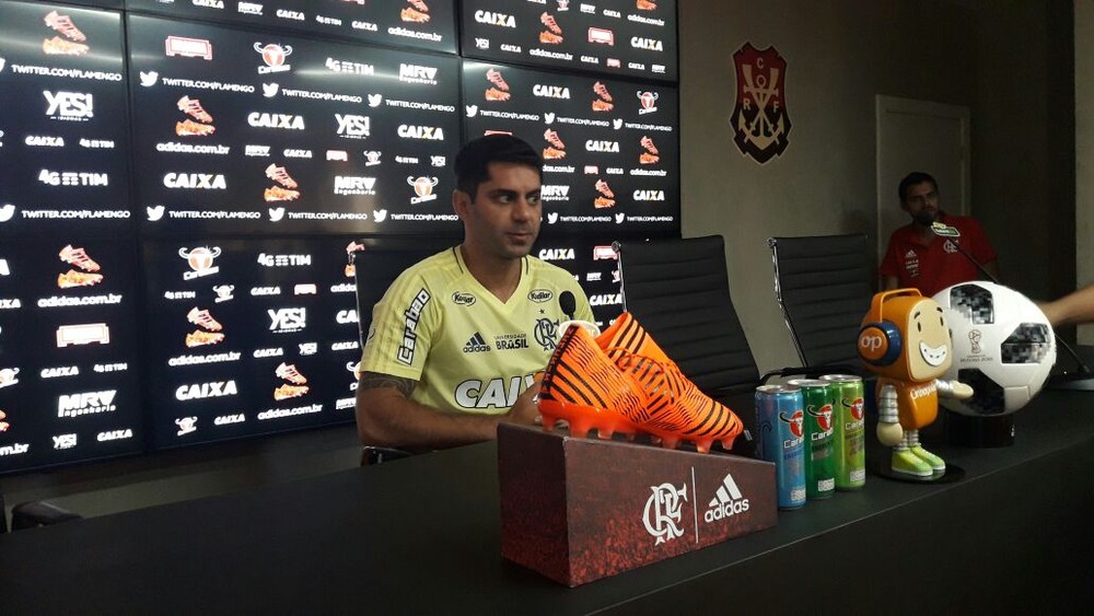 Diego Alves passará por cirurgia após fratura; recuperação dura cerca de 2 meses