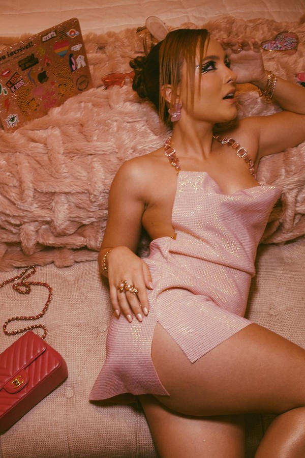 Larissa Manoela deitada com vestido rosa brilhante (Make por Walter Lobato l Stylist por Bruno Uchôa) (Foto: Instagram/Reprodução)