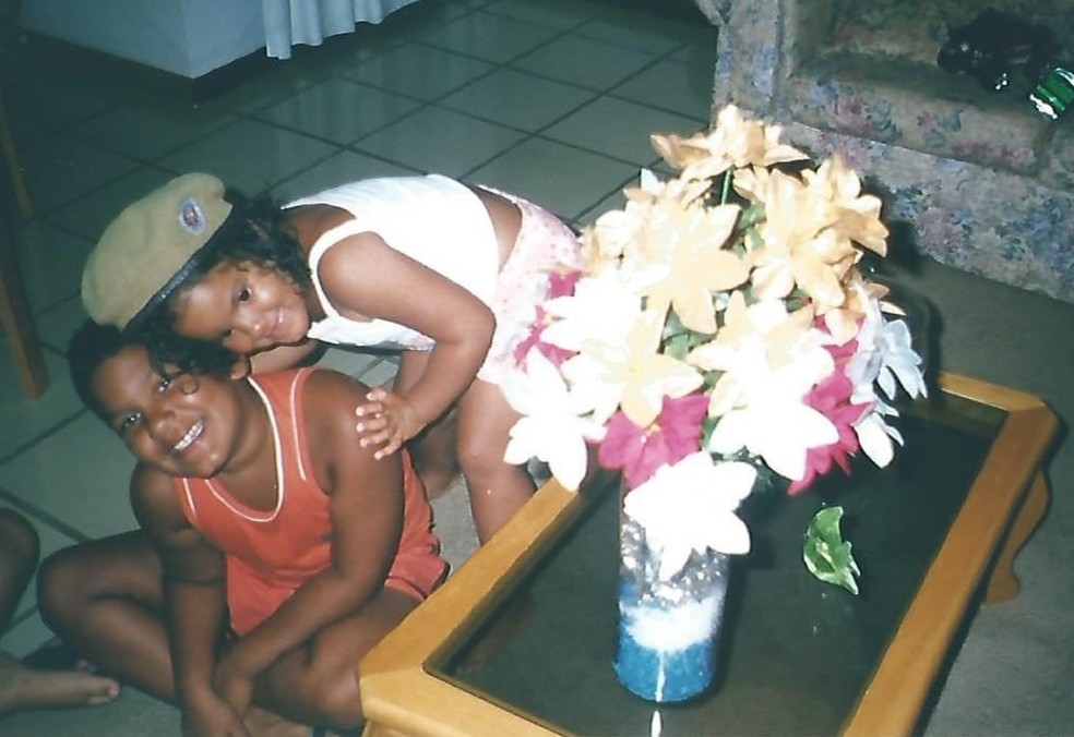 Camila e Matheus quando crianças em Feira de Santana, no interior da Bahia — Foto: Reprodução/Arquivo pessoal