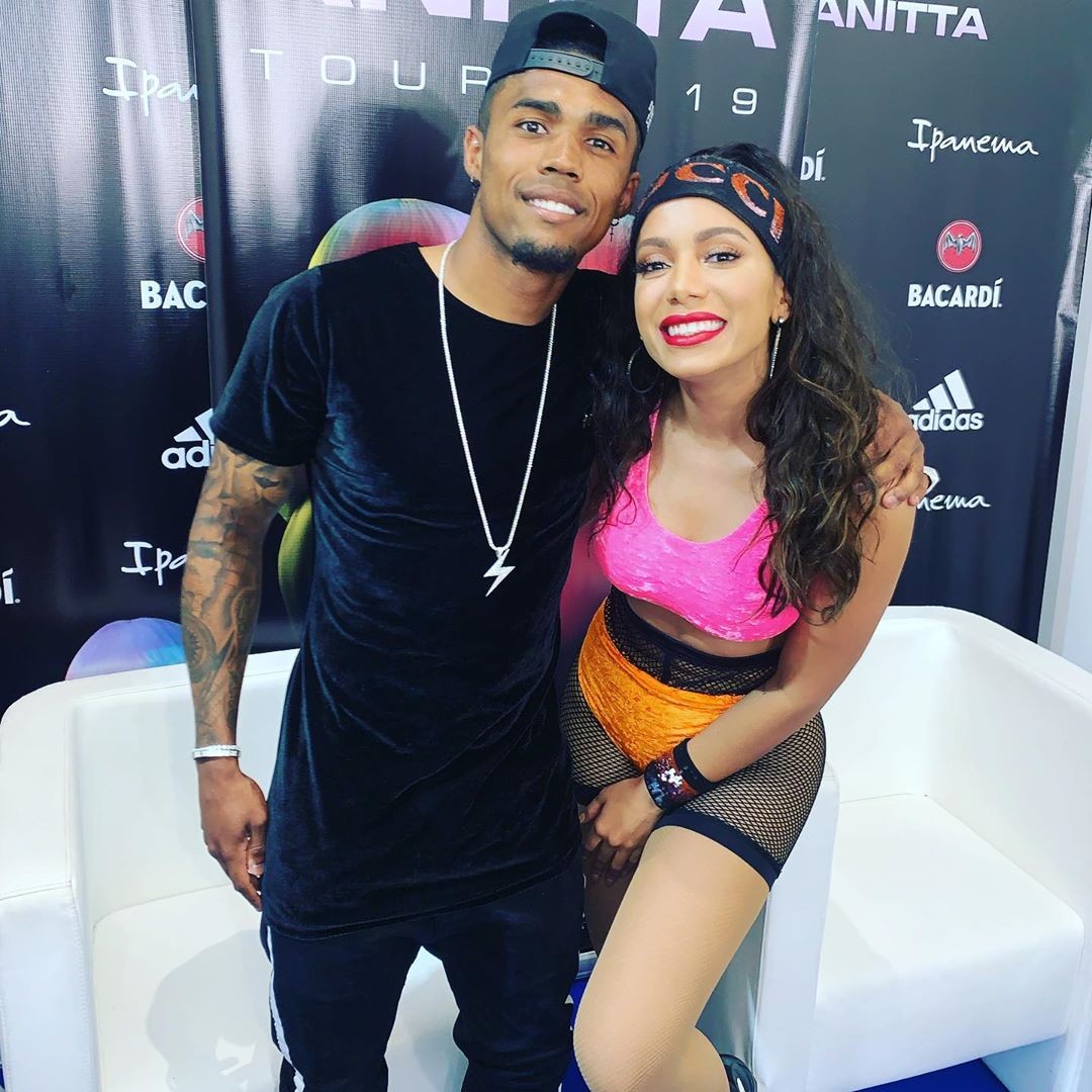 Douglas Costa curte show de Anitta na Itália - GQ | Musa