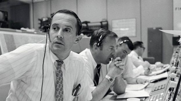 A equipe da Nasa em Terra durante os tensos momentos de comunicação com a tripulação do Apolo 11 (Foto: NASA via BBC News Brasil)