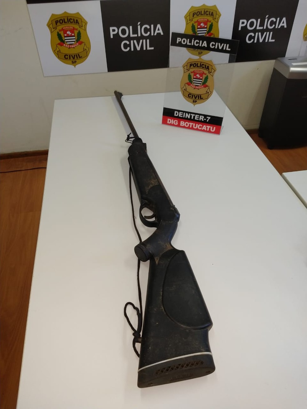 Polícia apreende arma utilizada no homicídio no distrito de Vitoriana, em Botucatu — Foto: Polícia Civil/Divulgação