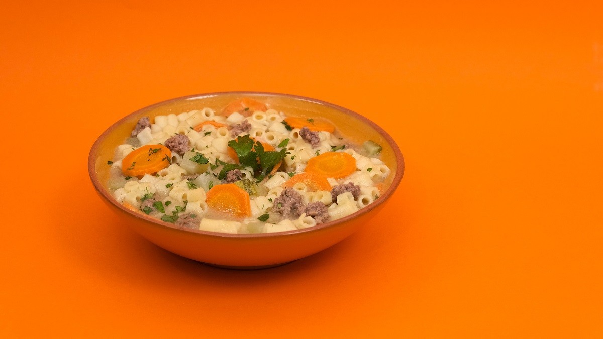 A sopa de macarrão com carne leva tamabém alguns legumes para dar mais sabor (Foto: Todeschini / Divulgação)