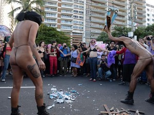 Radicais quebraram imagens santas na Marcha das Vadias (Foto: Tasso Marcelo/ AFP Photo)
