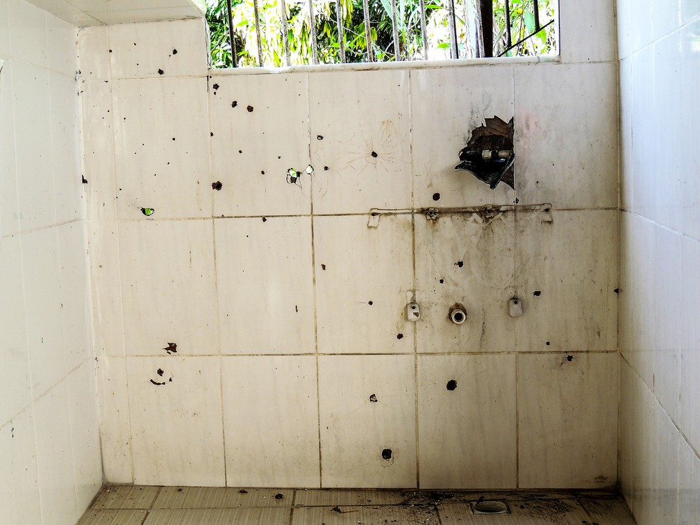 Marcas de tiros em casa no Fallet — Foto: Thathiana Gurgel/Defensoria Pública