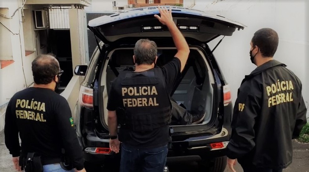 Policiais federais prenderam homem, que estava no Uruguai, quando ele tentava ingressar no Brasil — Foto: Divulgação/Polícia Federal