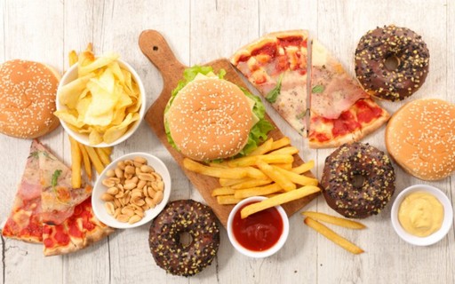 Comer quais são os 4 alimentos que prejudicam o fígado: o que deve ser  excluído da dieta - Orientador