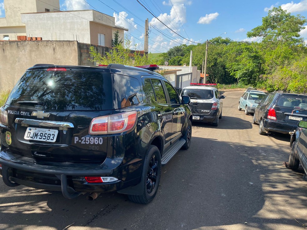 Viaturas da Polícia Civil durante a operação em Capivari — Foto: Polícia Civil