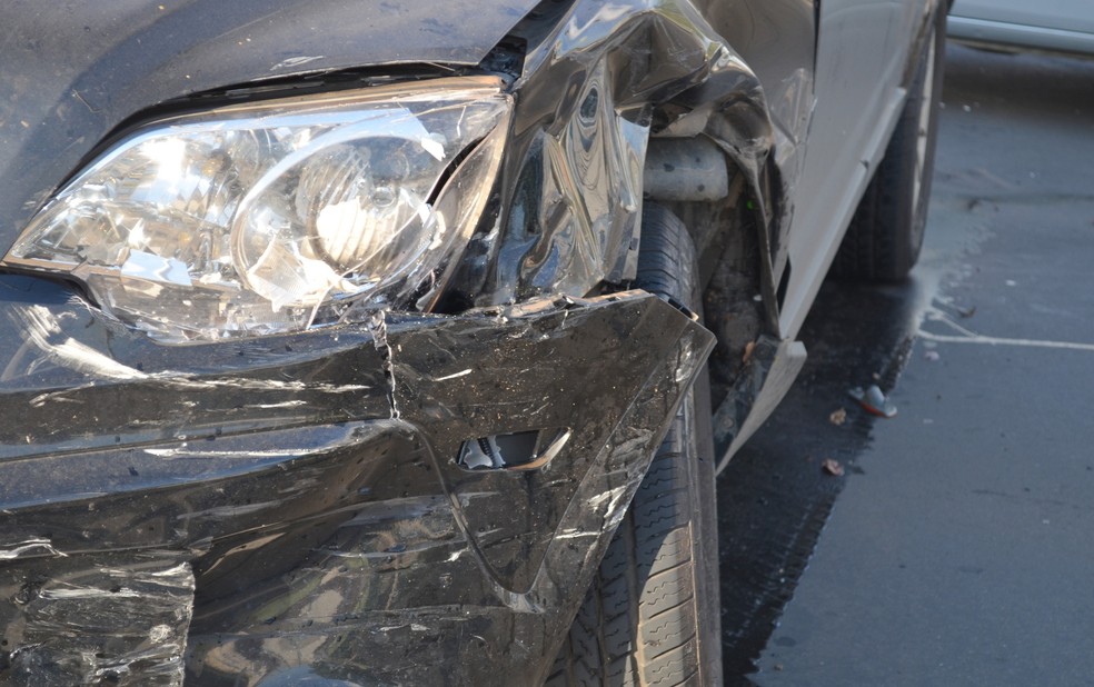 Carros ficaram danificados após batida em Piracicaba (Foto: Carol Giantomaso/G1)