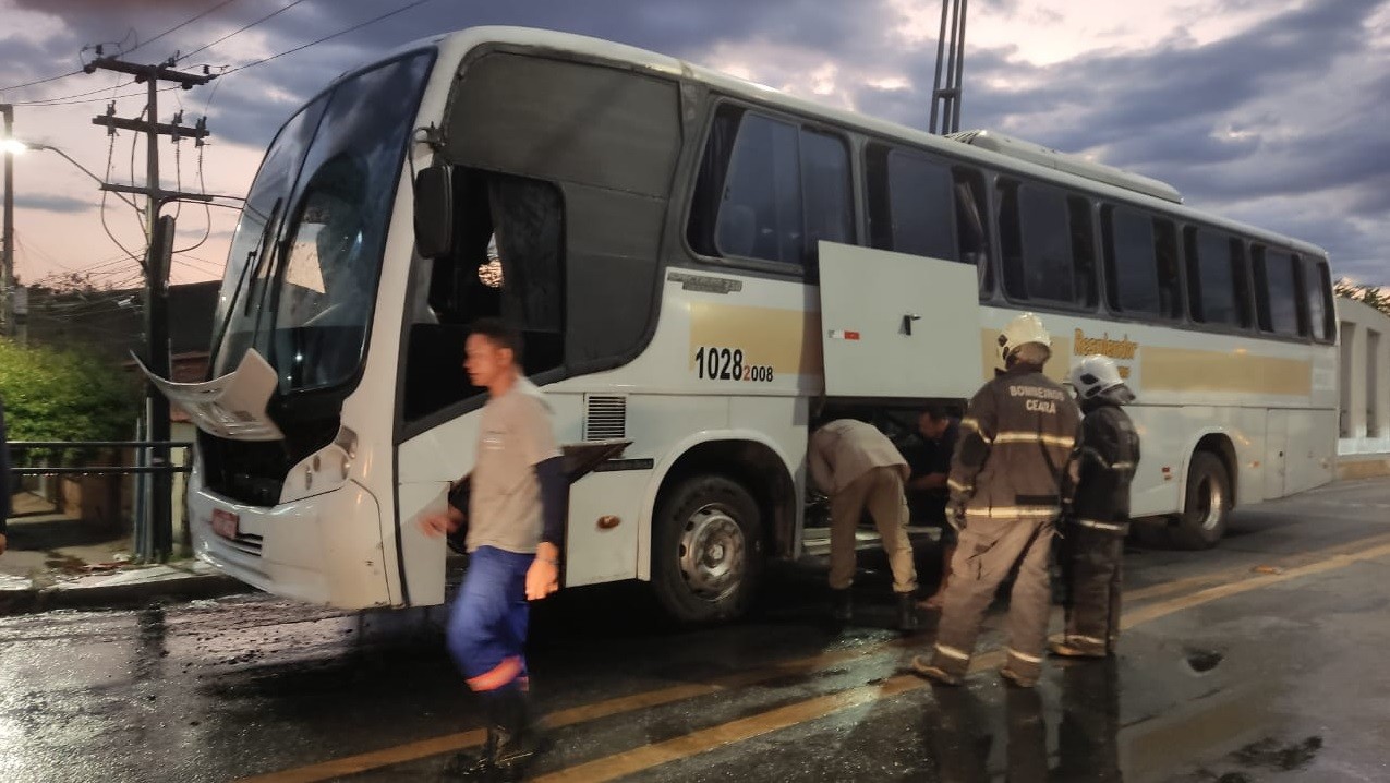 Ônibus de transporte escolar pega fogo enquanto transportava alunos em Sobral, no Ceará