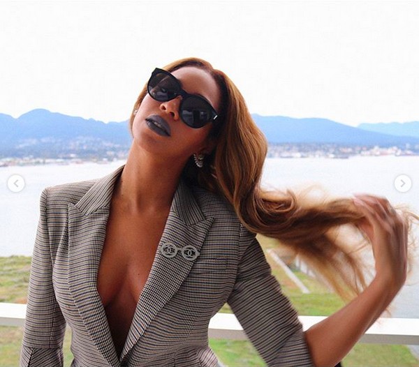 A cantora Beyoncé em foto de seu ensaio com look glamouroso (Foto: Instagram)