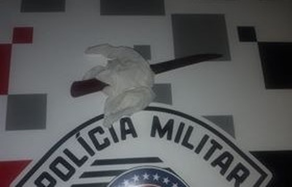 Faca usada no crime em Tamba&uacute; &mdash; Foto: PM/Divulga&ccedil;&atilde;o