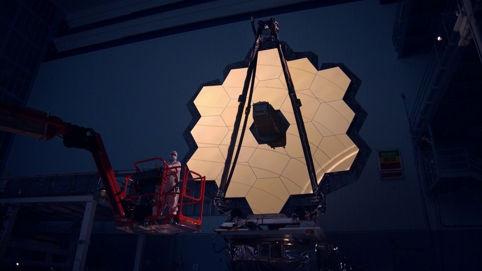 Espelho primário do Webb é iluminado em uma sala de testes da Nasa. — Foto: NASA Goddard Space Flight Center